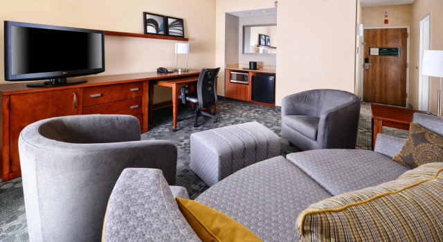 Двухместный люкс c 1 комнатой Courtyard by Marriott Dallas Richardson at Spring Valley