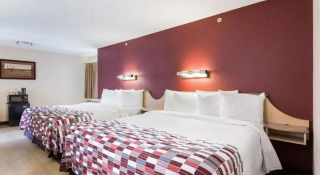 Четырёхместный номер Superior Red Roof Inn Laredo