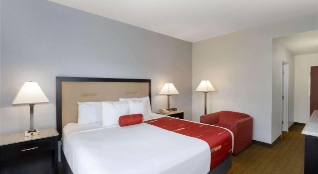 Двухместный номер Standard Days Inn & Suites by Wyndham Lakeland