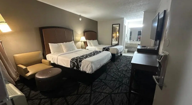 Четырёхместный номер Deluxe Travel Inn Kingsport