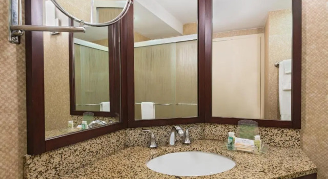 Четырёхместный номер Standard Holiday Inn Knoxville West- Cedar Bluff Rd by IHG