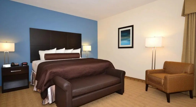 Люкс с 2 комнатами Best Western Plus Lytle Inn and Suites