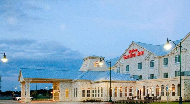 Кровать в общем номере Hilton Garden Inn Granbury
