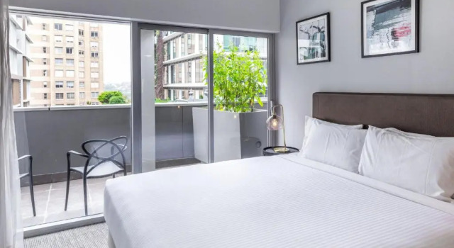 Двухместный номер Premium с балконом Holiday Inn & Suites Sydney Bondi Junction by IHG