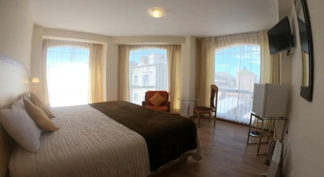 Standardowy dwuosobowy pokój Sol Plaza Hotel