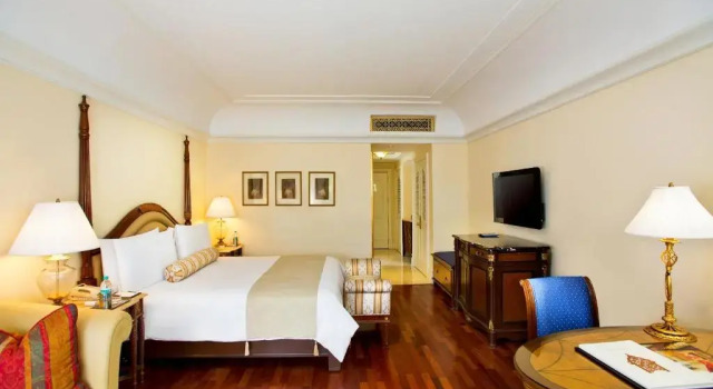 Номер Deluxe с балконом и с видом на бассейн The Leela Palace Bengaluru