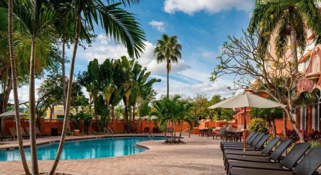 Полулюкс Sheraton Suites Fort Lauderdale at Cypress Creek