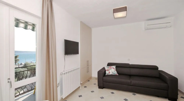 Splendid Villa Apartment Directly on the Beach, Whirlpool and Sauna, Nice Tavern