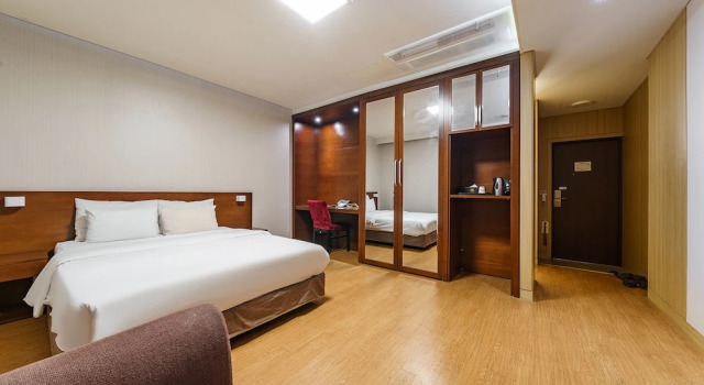 Двухместный номер Deluxe Korea Tourist Hotel