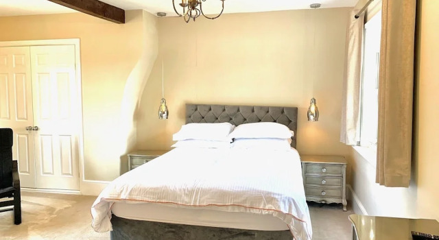 The Farmhouse - Sleeps 12 with Private Grounds, Забронировать Дом для отпуска Отели Исторического графства Суссекса с парковкой, Парковка