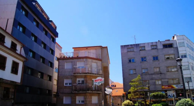 Hotel Faro Salazón, Забронировать Отель Отели Санхенхо с парковкой, рядом с Пляж Silgar, Парковка