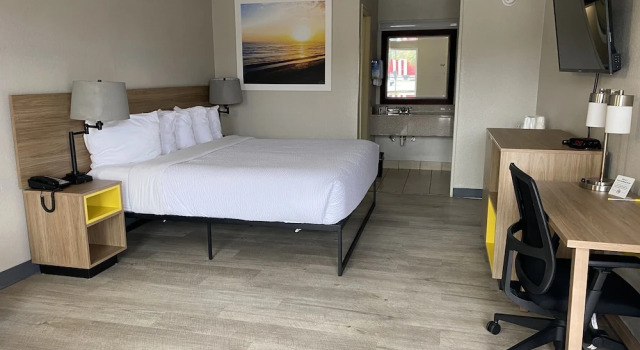 Двухместный номер для гостей с ограниченными возможностями Days Inn by Wyndham Brunswick/St. Simons Area