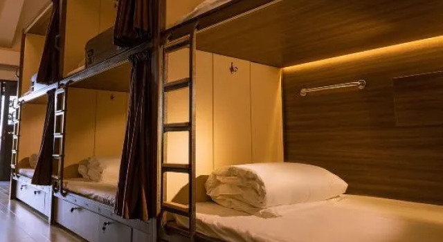 Кровать в общем номере (женский номер) с балконом The Hump Hostel