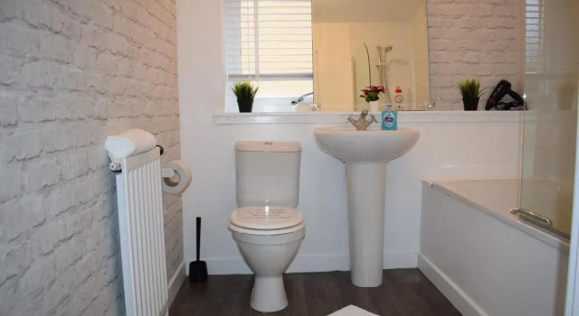 Коттедж Silverburn new house with free parking and nice garden