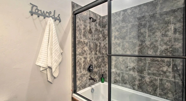 Коттедж с 5 комнатами с балконом Spacious Home w/ Mtn Views: 2 Mi to Bear Lake!