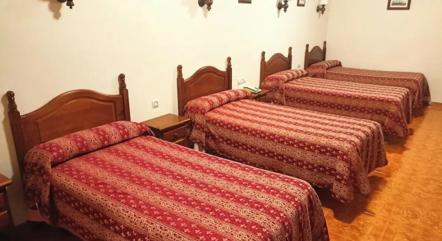 Четырёхместный номер Standard с балконом Hostal Bellido