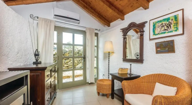 Awesome Home in Malinska With 3 Bedrooms, Outdoor Swimming Pool and Wifi, Varaa Hotelli Hotellit Kvarner Islands uima-altaalla, Uima-allas