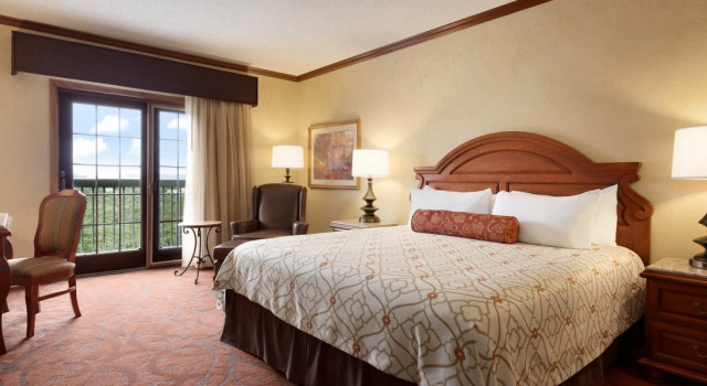 Двухместный номер Standard с видом на озеро Chateau on the Lake Resort Spa and Convention Center