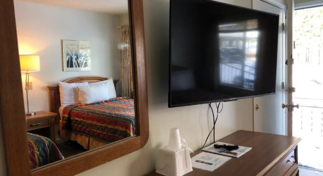 Трёхместный номер Standard Cedar Inn & Suites