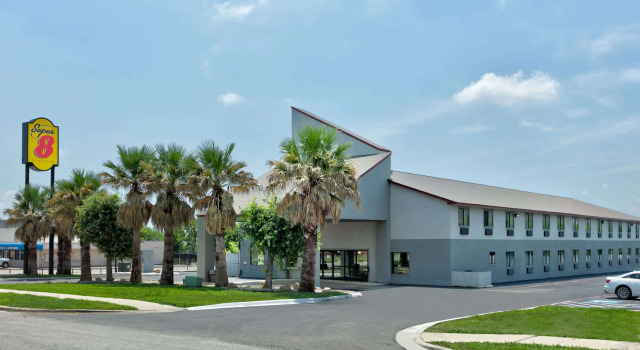 Super 8 by Wyndham New Braunfels I-35, Забронировать Отель Нью-Браунфелс Greater San Antonio, рядом с Sophienburg Museum &amp; Archives