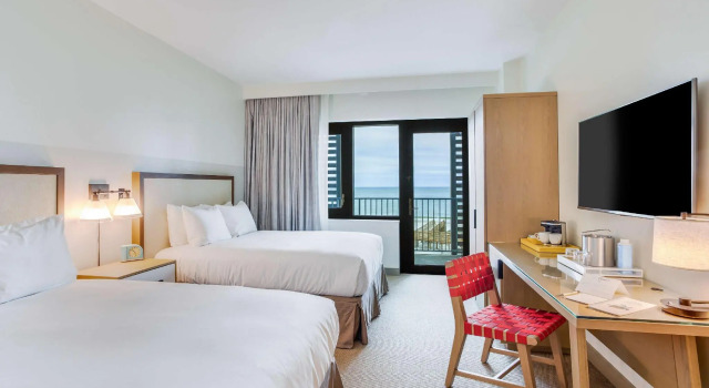 Четырёхместный номер Standard с балконом и с видом на залив The Lodge at Gulf State Park, A Hilton Hotel