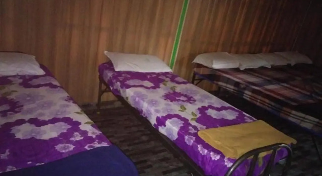 Кровать в общем номере Farmers Son CampingGround