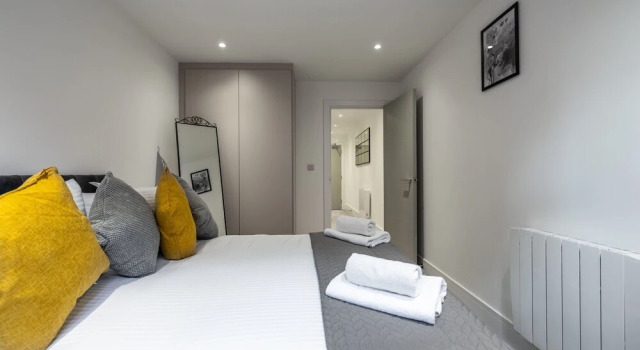 Remarkable 2-bed Apartment in Camberley, Забронировать Апартаменты/квартира Отели High Weald с парковкой, Парковка