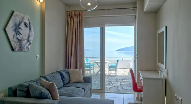 Epipleon Luxury Suites -101- Δωμάτιο 45τμ με βεράντα 30τμ μπροστά στη θάλασσα, Buchen Sie Ferienwohnung Apartments in Platanitis, Ferienwohnung