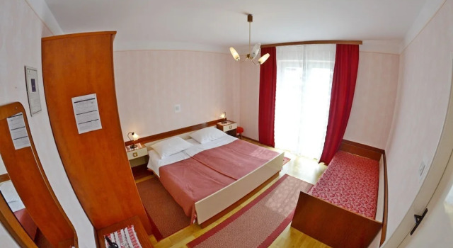 Apartment and Rooms Ruža