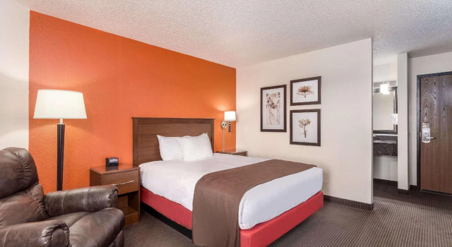 Двухместный номер Standard AmericInn by Wyndham Monroe