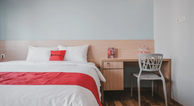 Номер Standard Reddoorz Plus @ Karet Pedurenan 3