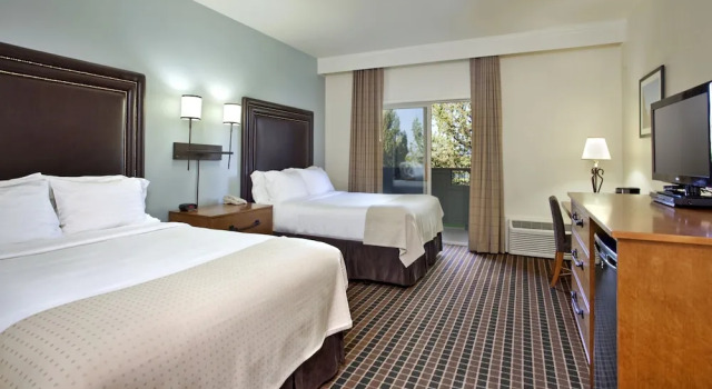 Четырёхместный номер Standard с видом на поле для гольфа The Lodge at Eagle Crest