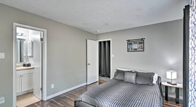 Апартаменты Updated Fayetville Townhome-away-from-home w/ Yard