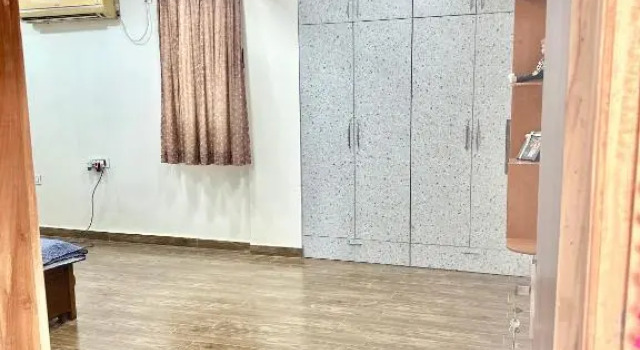 1 Deluxe & Spacious Master Bedroom with attached Washroom & Bathtub