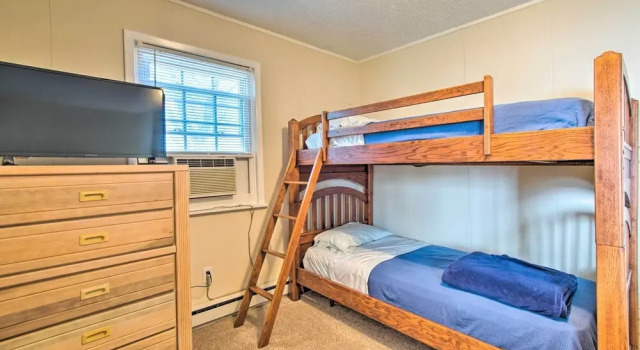 Sunny Oak Island Retreat - 3 Blocks to Beach!