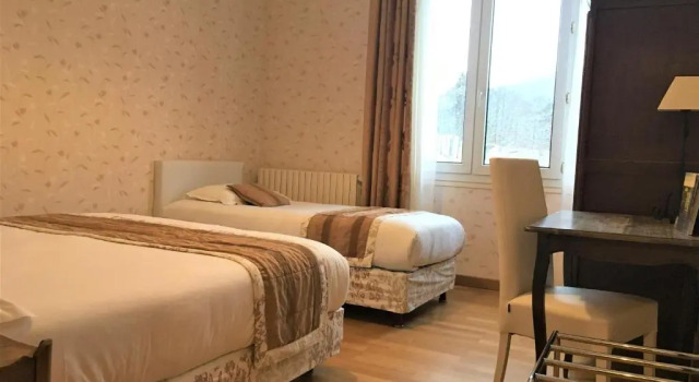 Семейный номер Standard Hôtel Restaurant Le Grillon