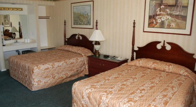 Четырёхместный номер Standard Longstreet Inn & Casino
