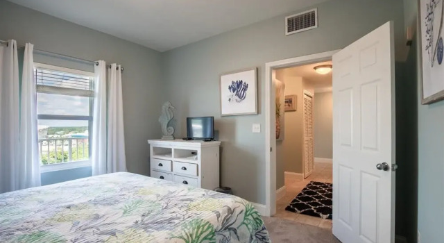 Laketown Wharf - 810