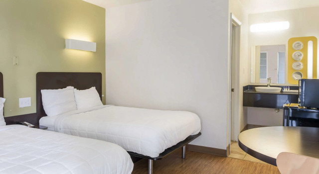 Четырёхместный номер Standard Americas Best Value Inn Bowling Green