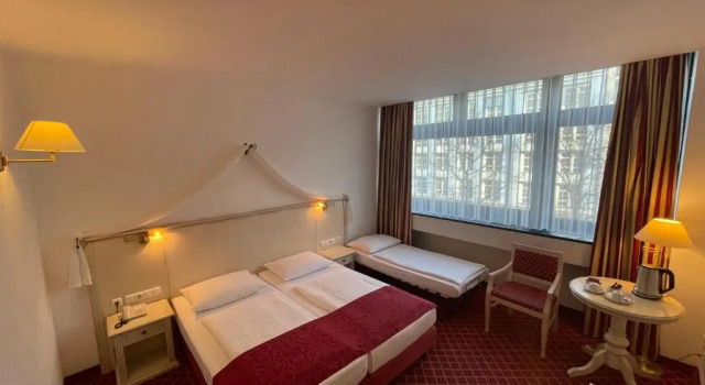 Трёхместный номер Standard Hotel Chateau Berlin Kurfürstendamm