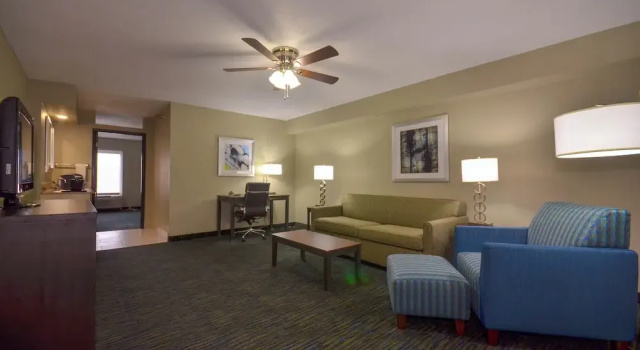 Люкс Holiday Inn Express & Suites Fayetteville University of Arkansas Area by IHG