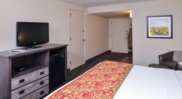 Двухместный номер Standard с балконом и с видом на бассейн Best Western Kelly Inn - Yankton