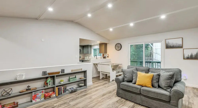 1 Mi to Lake Gregory! Updated Family Home w/ Deck, Забронировать Дом для отпуска Крестлайн 