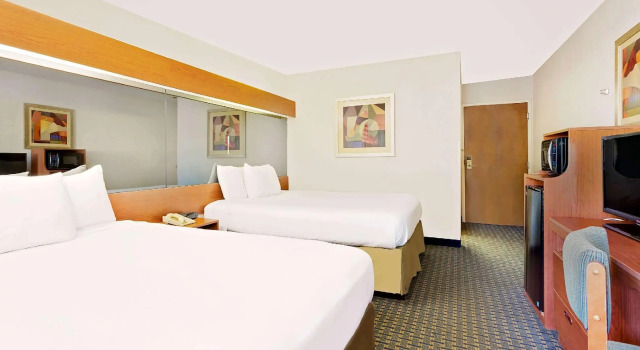 Четырёхместный номер Standard Red Roof Inn Winston-Salem