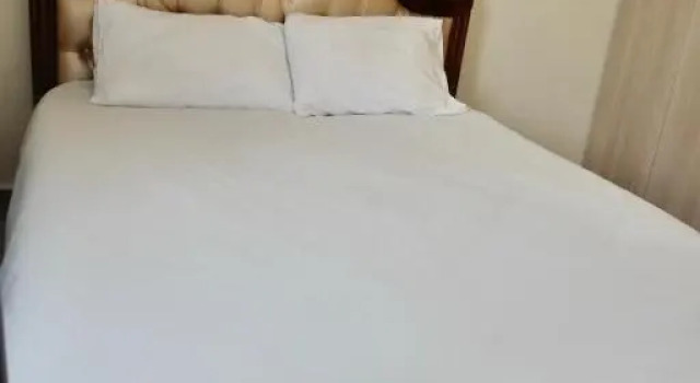 Up-Hill Rosslyn 1 bedroom Apartment