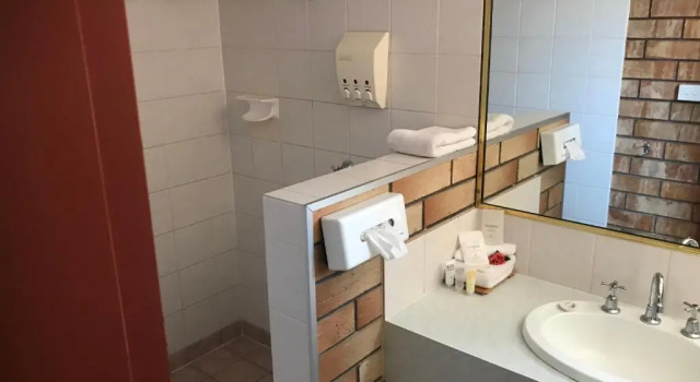 Номер Superior Miles Outback Motel
