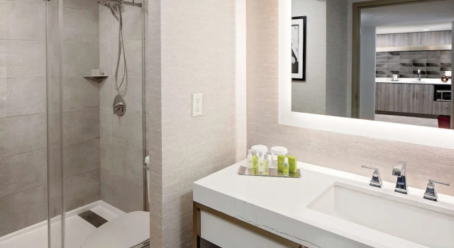 Двухместный люкс с 2 комнатами DoubleTree by Hilton Tulsa Downtown