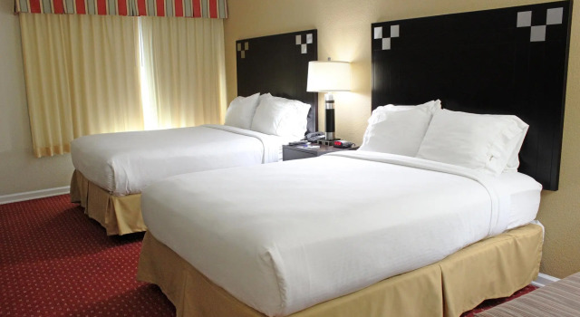 Четырёхместный номер Standard Holiday Inn Express Van Nuys by IHG