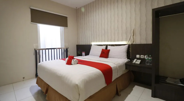 RedDoorz Plus @ Airlangga Mataram, Забронировать Отель Отели Матарам 3 звезды, рядом с Lombok Epicentrum Mall, 3*