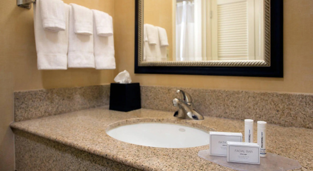 Четырёхместный номер Standard Courtyard by Marriott Phoenix Airport